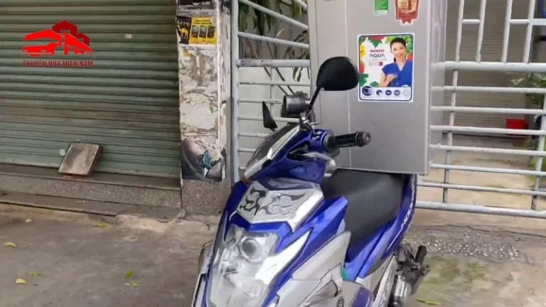 Chở tủ lạnh bằng xe máy có bị phạt không? Giải đáp chi tiết