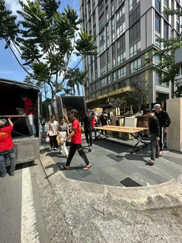 Nhân viên chuyển đồ lên xe để vận chuyển văn phòng sang chỗ mới