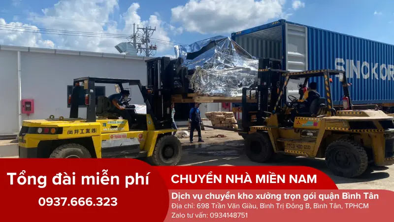 Nhân viên di dời máy móc công nghiệp