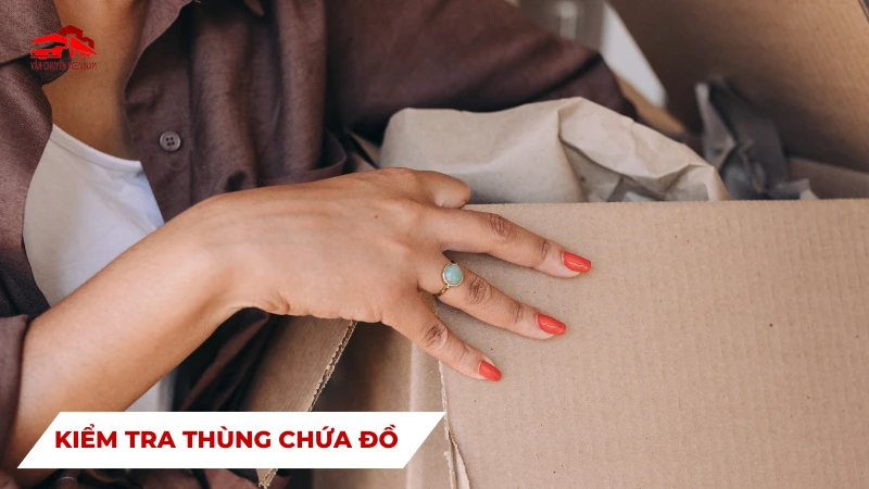 Kiểm tra lại thùng chứa đồ kỹ càng khi phát hiện mất đồ