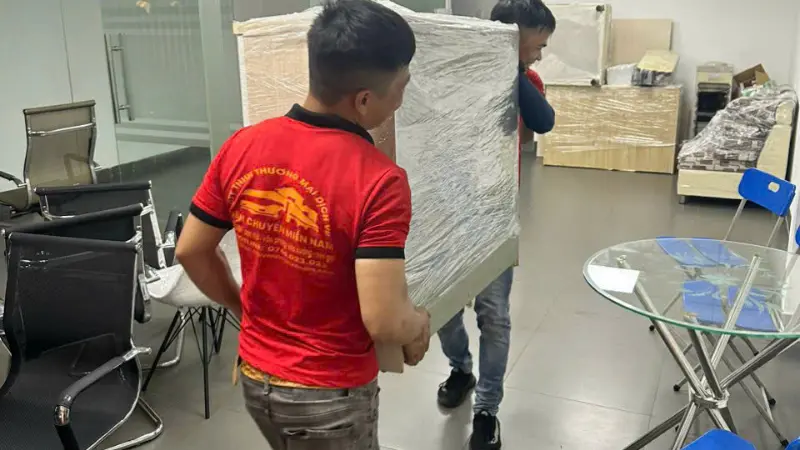 nhân viên khuân vác đồ đạc cồng kềnh