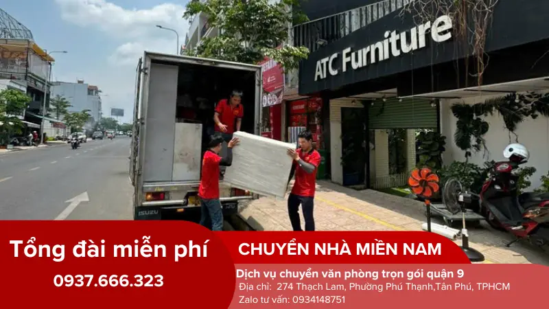 Nhân viên chuyển dọn đò đạc lên xe tải