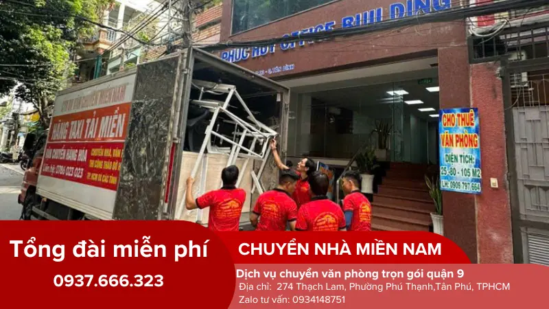 Nhân viên chuyển văn phòng cho khách hàng quận 9