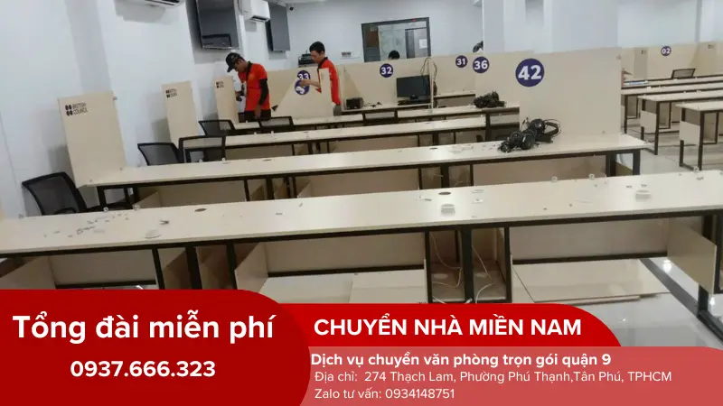 Nhân viên tháo dỡ, dọn dẹp bàn ghế văn phòng