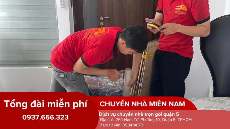 Nhân viên đóng gói đồ đạc khi chuyển nhà