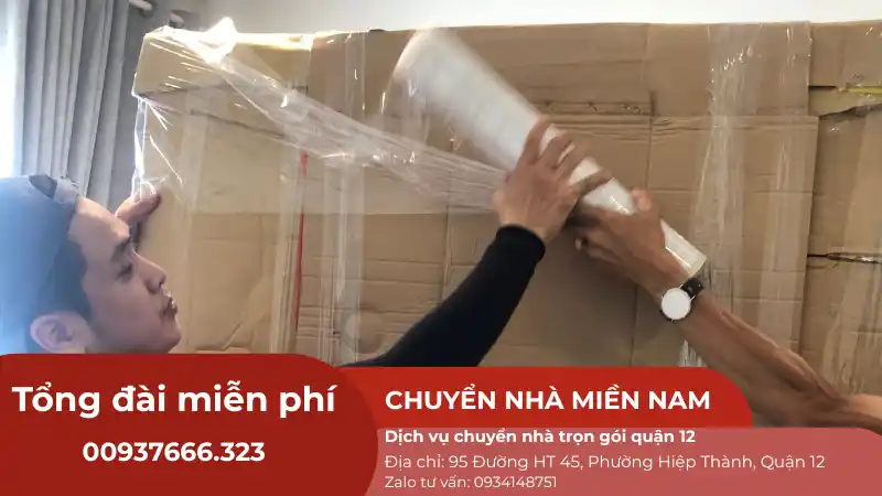 Nhân viên đóng gói hàng cẩn thận