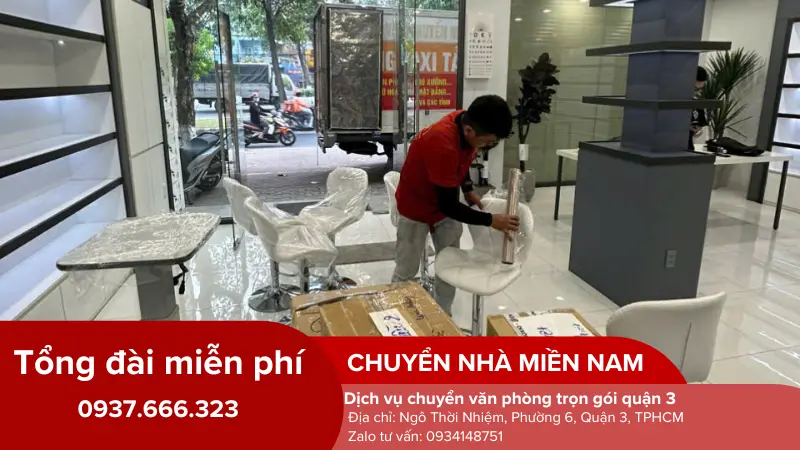 Nhân viên đóng gói nội thất văn phòng