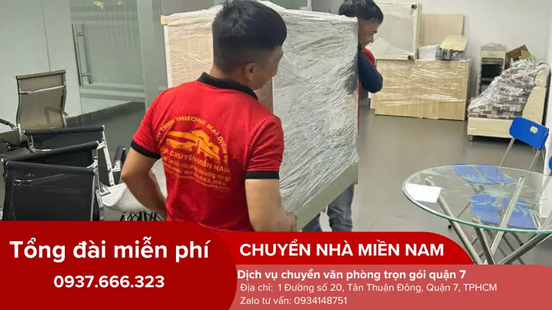 nhân viên vận chuyển nội thất cẩn thận