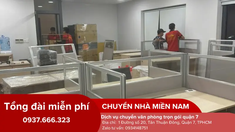 Nhân viên sắp xếp bàn ghế văn phòng