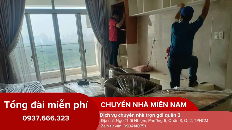 Nhân viên tháo dỡ đồ đạc cẩn thận