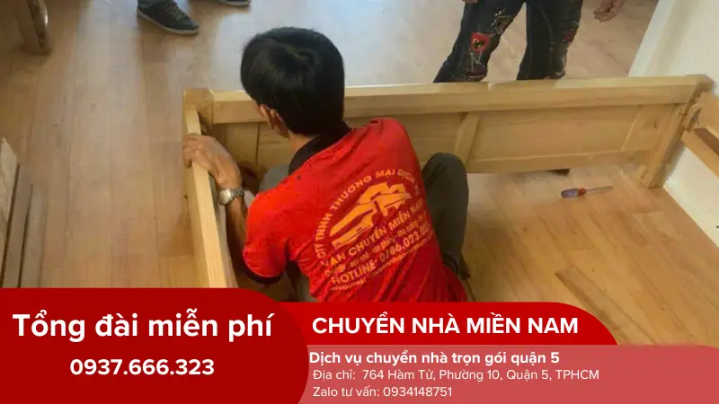 Nhân viên tháo lắp giường ngủ cho khách hàng