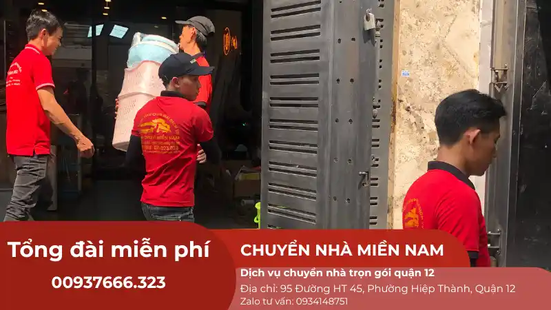 Nhân viên vận chuyển đồ dùng gia đình
