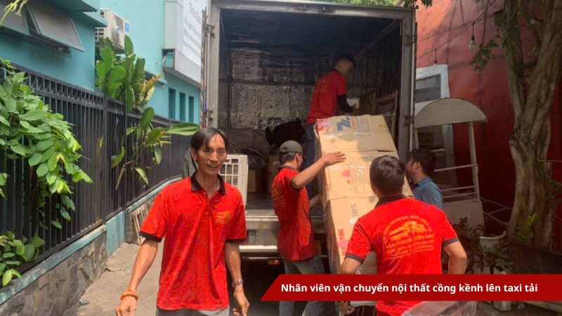Nhân viên vận chuyển nội thất cồng kềnh lên taxi tải
