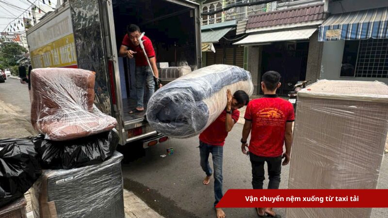 Vận chuyển nệm xuống từ taxi tải