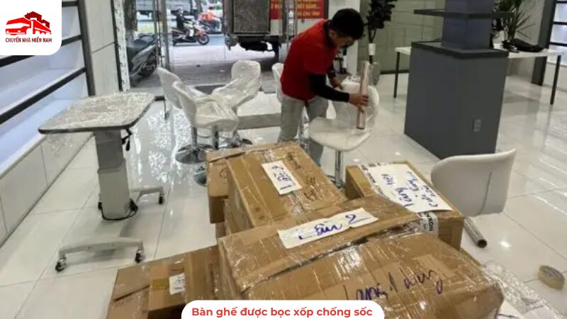 Bàn ghế được bọc xốp chống sốc