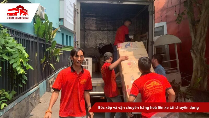 Bốc xếp và vận chuyển hàng hoá lên xe tải chuyên dụng