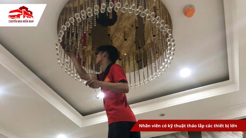 Đội ngũ nhân viên có kỹ thuật tháo lắp thiết bị lớn