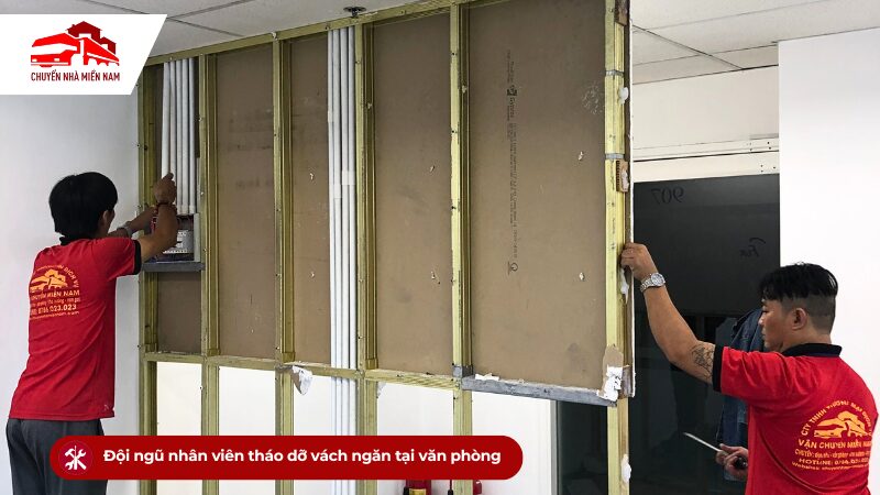 Đội ngũ nhân viên tháo dỡ vách ngăn tại văn phòng