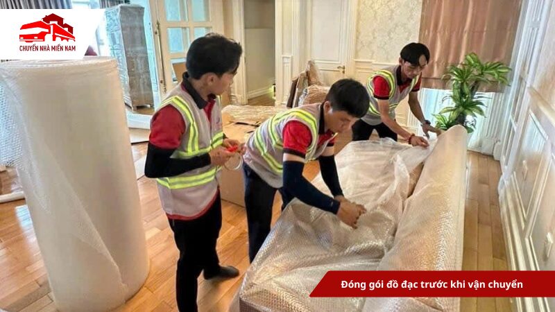Nhân viên đóng gói đồ đạc trước khi vận chuyển