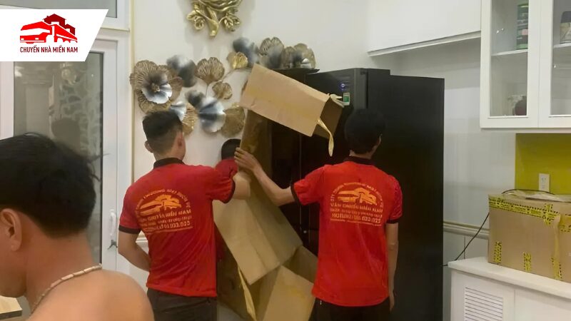 Đóng gói tủ lạnh bằng vật liệu chuyên dụng