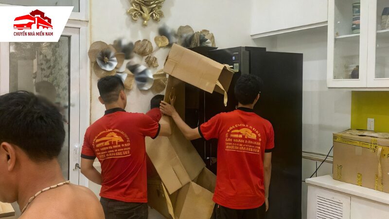 Đóng gói và lắp ráp thiết bị tủ lạnh