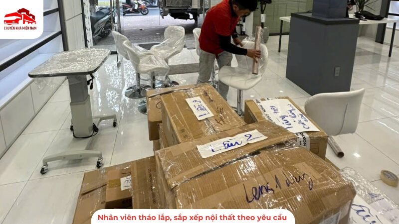 Nhân viên tháo lắp sắp xếp theo yêu cầu của khách hàng