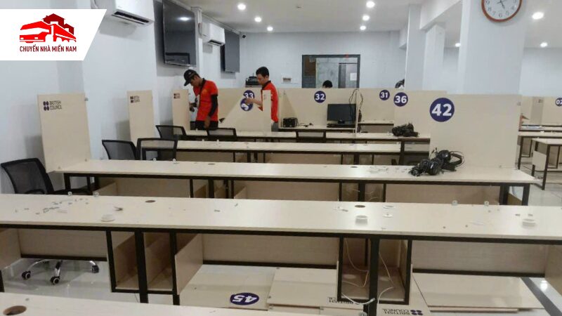 nhân viên thi công tháo dỡ hoàn trả mặt bằng