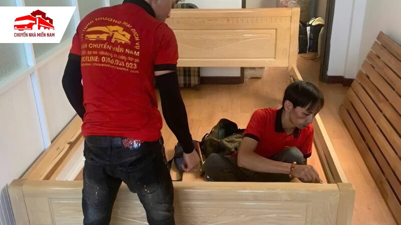 Nhân viên tháo lắp ngủ cho khách hàng
