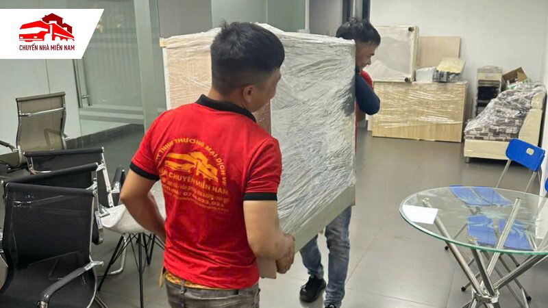 Nhân viên tiến hành vận chuyển nội thất văn phòng