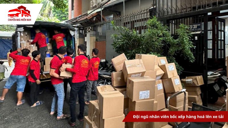 Đội ngũ nhân viên bốc xếp hàng hoá lên xe tải