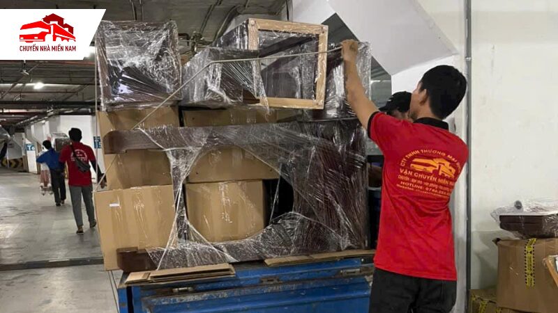 Đóng gói đồ đạc cẩn thận khi chuyển lên xe