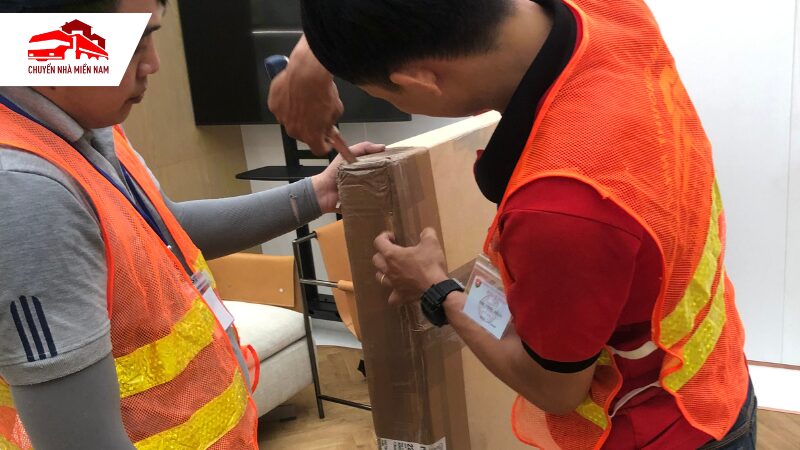 Nhân viên đóng gói cẩn thận trước khi vận chuyển