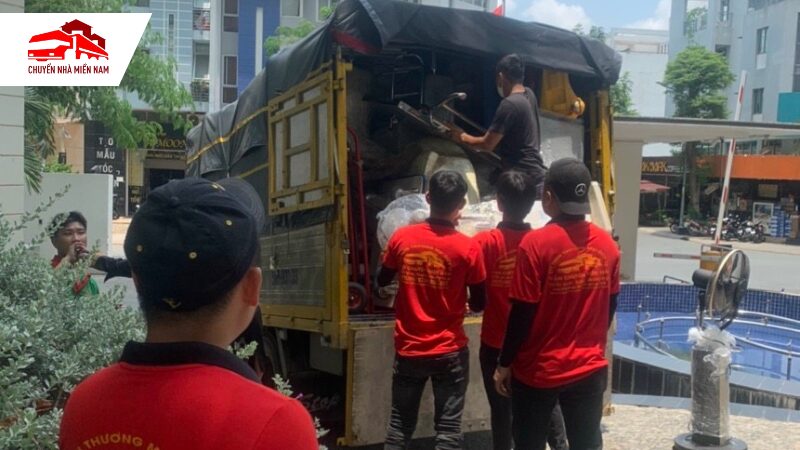nhân viên chất đồ đạc lên xe tải vận chuyển