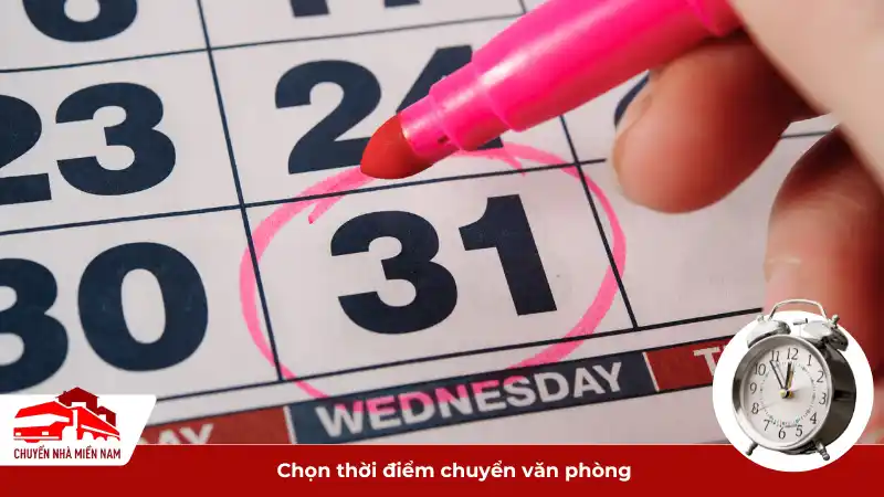 Một bàn tay cầm bút đánh dấu ngày giờ chuyển văn phòng.