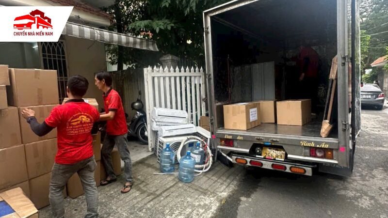 Đội ngũ bốc xếp đồ dùng lên xe an toàn