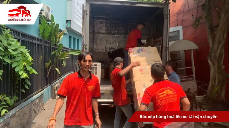 Đội ngũ bốc xếp hàng hoá lên xe tải vận chuyển