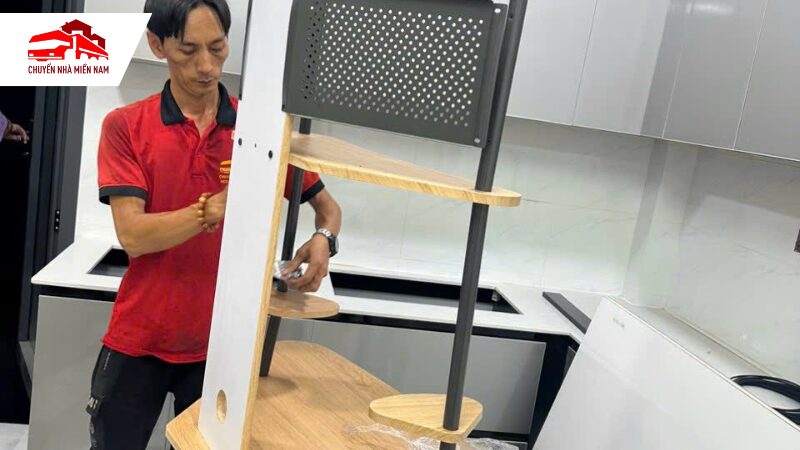 Nhân viên lắp dụng cụ nhà bếp tại nhà mới