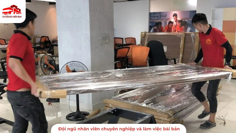 Đội ngũ nhân viên bốc xếp và tháo lắp thiết bị văn phòng một cách chuyên nghiệp