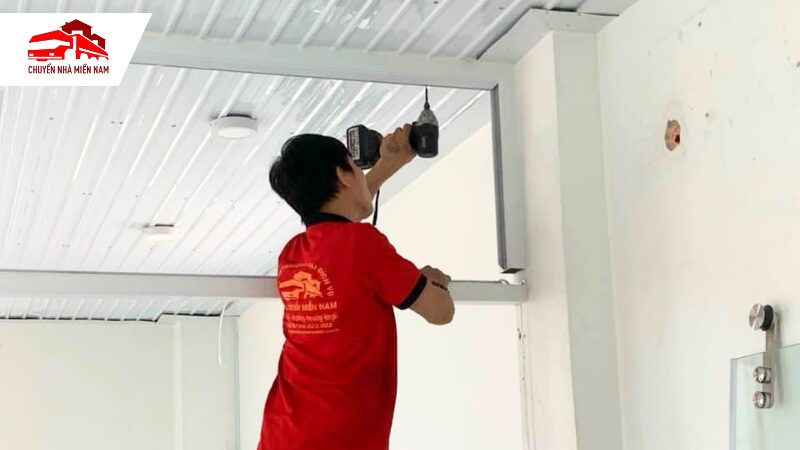 Đội ngũ nhân viên hỗ trợ tháo lắp tại nơi ở mới