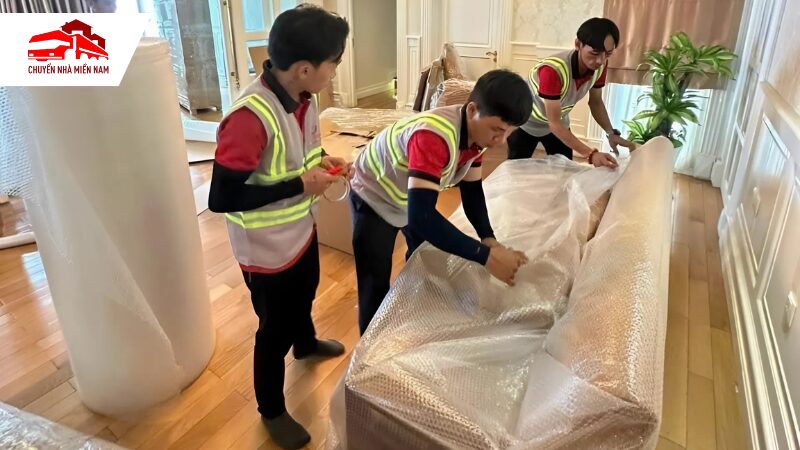 Đóng gói bàn ghế cẩn thận an toàn