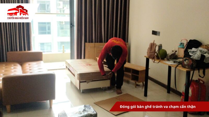 Đóng gói bàn ghế tránh va chạm cẩn thận