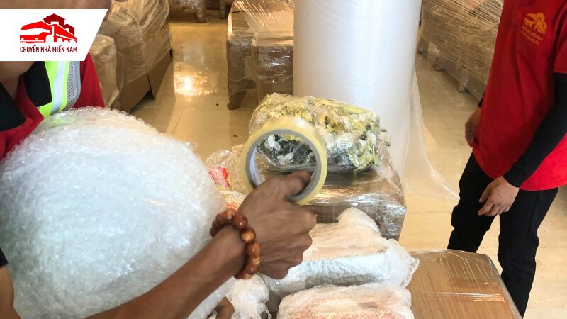 Đóng gói các vật dụng dễ vỡ khi vận chuyển