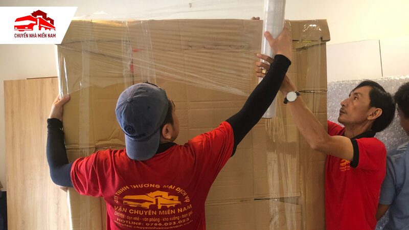 Đóng gói đồ dùng bằng thùng carton và giấy gói chuyên dụng