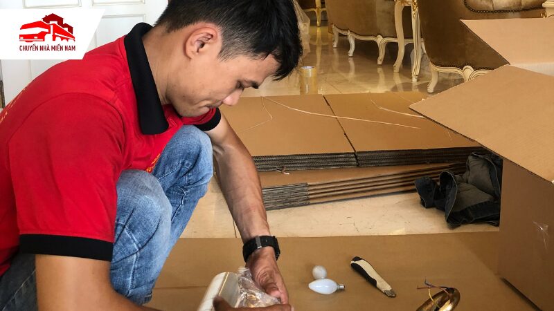 Đóng gói đồ dùng dễ vỡ khi chuyển nhà