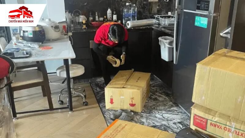 Đóng gói đồ dùng nhà bếp bằng thùng carton