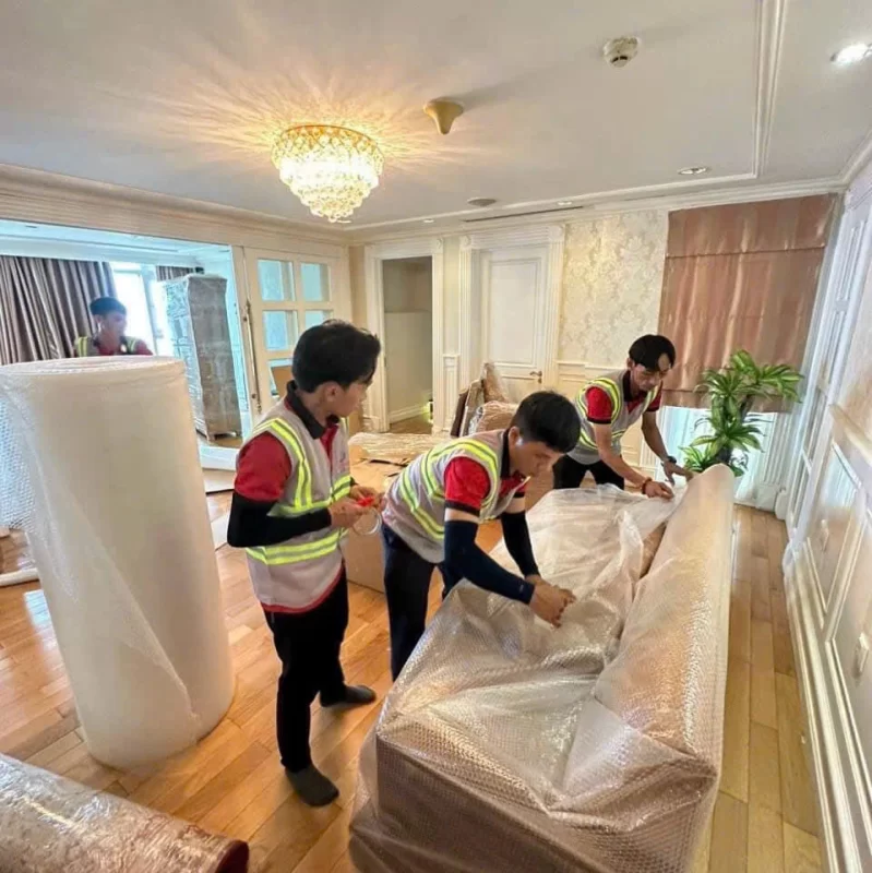 Nhân viên đang đóng gói nội thất trước khi vận chuyển