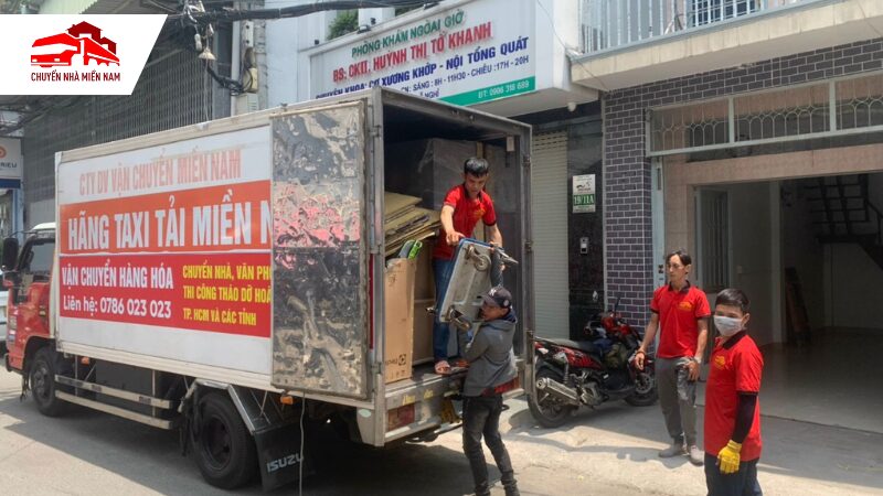 Nhân viên bốc xếp đồ đạc xuống xe tải