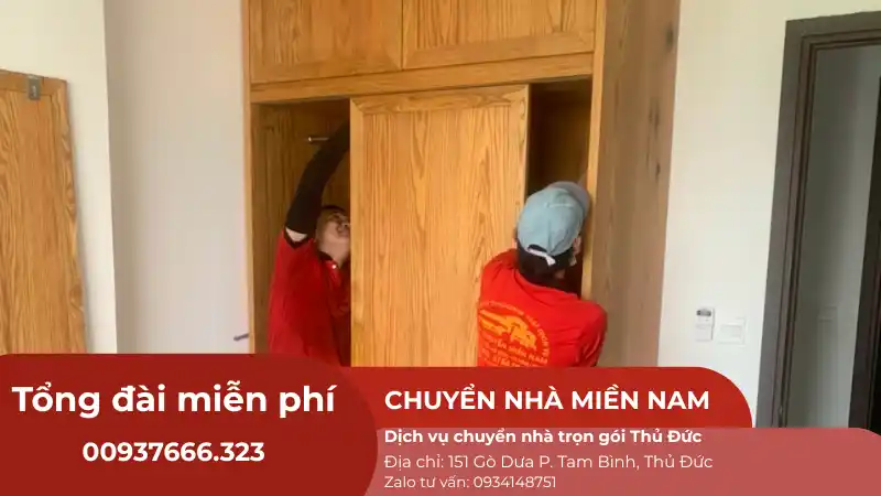 Nhân viên đang tháo lắp tủ quần áo