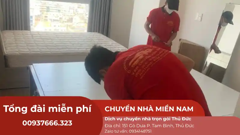 Nhân viên đang tháo lắp tủ