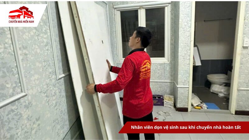 Nhân viên dọn vệ sinh sau khi chuyển nhà hoàn tất